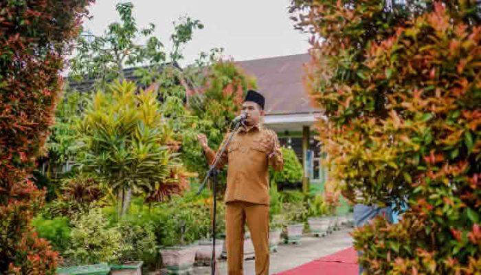 Jadi Pembina Upacara di SMAN 1 Kubung, Wabup Tekankan Pentingnya Pendidikan dan Moral Generasi Muda