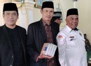 Kepala KUA Hilgum Serahkan 75 Al-Qur’an untuk Masyarakat Jorong Sianggai-Anggai