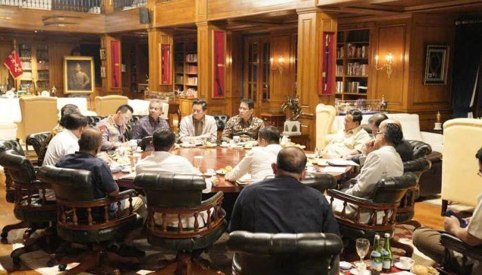 Presiden Prabowo Instruksikan Prototipe Listrik Pedesaan Tenaga Surya dan Bahas Giant Sea Wall di Hambalang