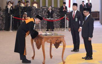Juda Agung Ucap Sumpah Jabatan Sebagai Anggota Dewan Komisioner OJK di Hadapan Ketua MA