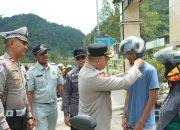 Polres Solok Bagikan Helm Gratis pada Peringatan Hari Lalu Lintas