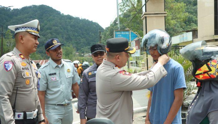 Polres Solok Bagikan Helm Gratis pada Peringatan Hari Lalu Lintas