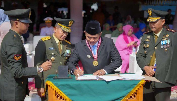 Bupati Solok Terima Penghargaan pada Peringatan HUT TNI ke-80
