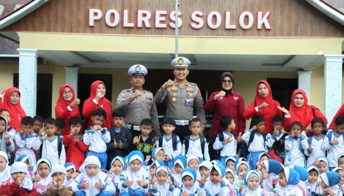 Kasat Lantas Polres Solok Kenalkan Rambu Lalu Lintas kepada Siswa TK Negeri 1 Kubung