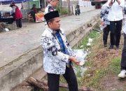 Bersihkan Lapangan, Bangun Karakter, Wabup Candra dan Para Guru Buktikan Bahwa Pendidikan Dimulai dari Lingkungan yang Bersih