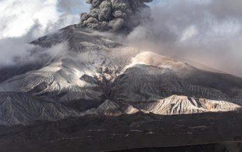 Erupsi Gunung Semeru, Awan Panas Meluncur Hingga Gladak Perak, Jembatan Vital Lumajang Tertutup Abu