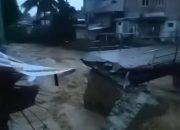 Debit Air Sungai Meluas: Jembatan Penghubung di Salayo Putus, Akses Warga Tersendat
