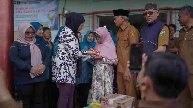 Ketua TP PKK Kabupaten Solok Serahkan Bantuan untuk Korban Bencana Hidormeteorologi