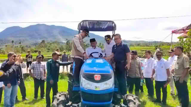 Wabup Solok Hadiri Penyerahan Traktor Bantuan Pemprov Sumbar untuk Kelompok Tani di Guguak.