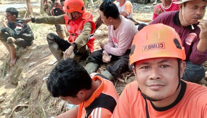 Banjir Terjang Kabupaten Solok, Anggota DPRD Fraksi PKS Ari Rafika WD dan Kader Langsung Turun Tangan Bantu Korban