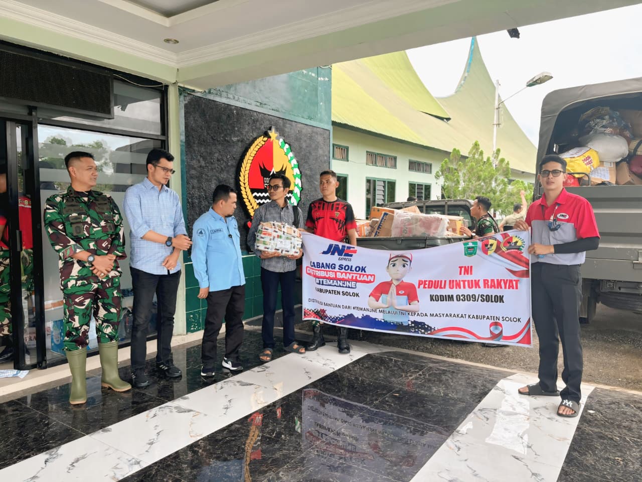 Penyaluran Bantuan Sembako, Obat-Obatan, dan Pakaian dari Teman JNE untuk Korban Bencana di Kabupaten Solok