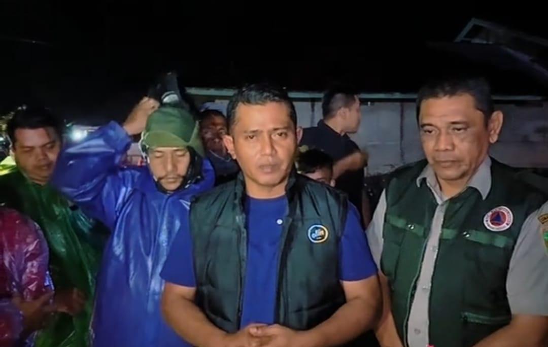 Hujan Deras, Bupati Solok Turun Malam Pantau Sungai di Kecamatan Junjung Sirih dan Saning Baka