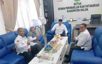 Silaturahmi Kepala Kantor Kementerian Haji dan Umrah Kabupaten Solok dengan Ketua DPRD
