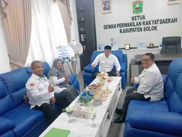 Silaturahmi Kepala Kantor Kementerian Haji dan Umrah Kabupaten Solok dengan Ketua DPRD