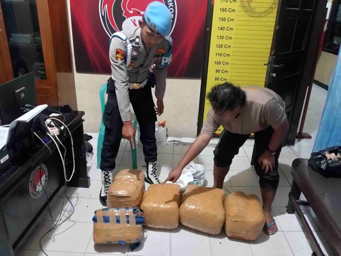 Terios Kecelakaan di Gunung Talang, Polisi Amankan 5 Paket Diduga Ganja