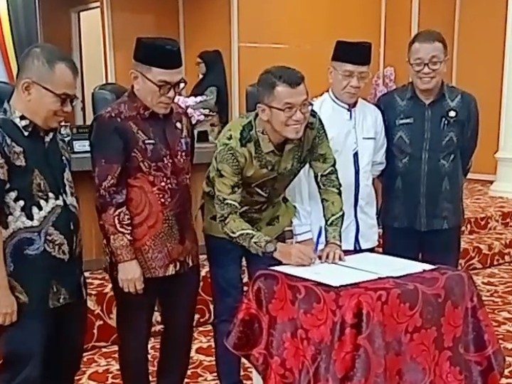 DPRD Kabupaten Solok Resmi Sahkan Ranperda Pertanggungjawaban Pelaksanaan APBD 2025 Menjadi Perda dan Tetapkan Renja DPRD Tahun 2027