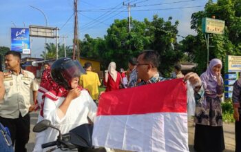500 Bendera Merah Putih Dibagikan, Semarak HUT ke-81 RI di Dharmasraya