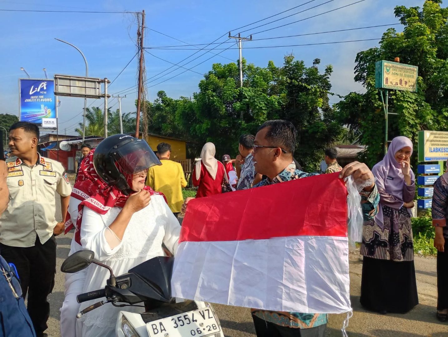 500 Bendera Merah Putih Dibagikan, Semarak HUT ke-81 RI di Dharmasraya