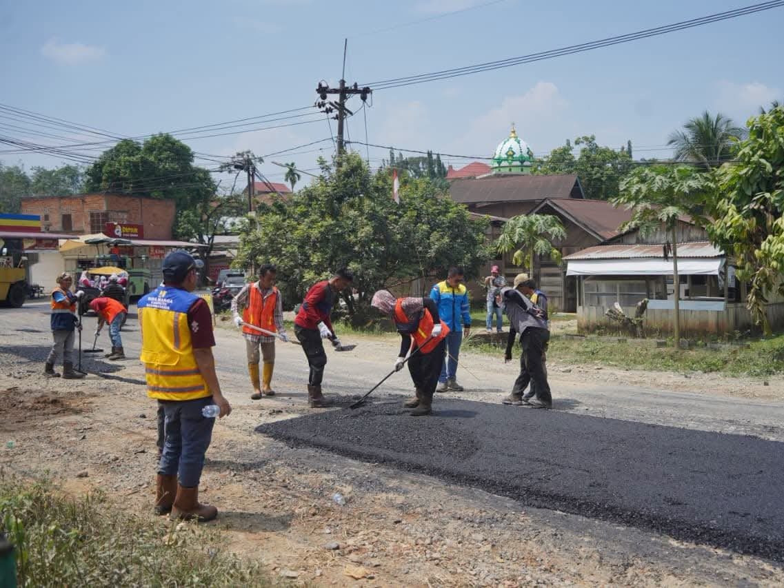 Akses Warga Tiga Nagari Mulai Diperbaiki, Jalan Sungai Rumbai Timur – Sitiung II Diaspal