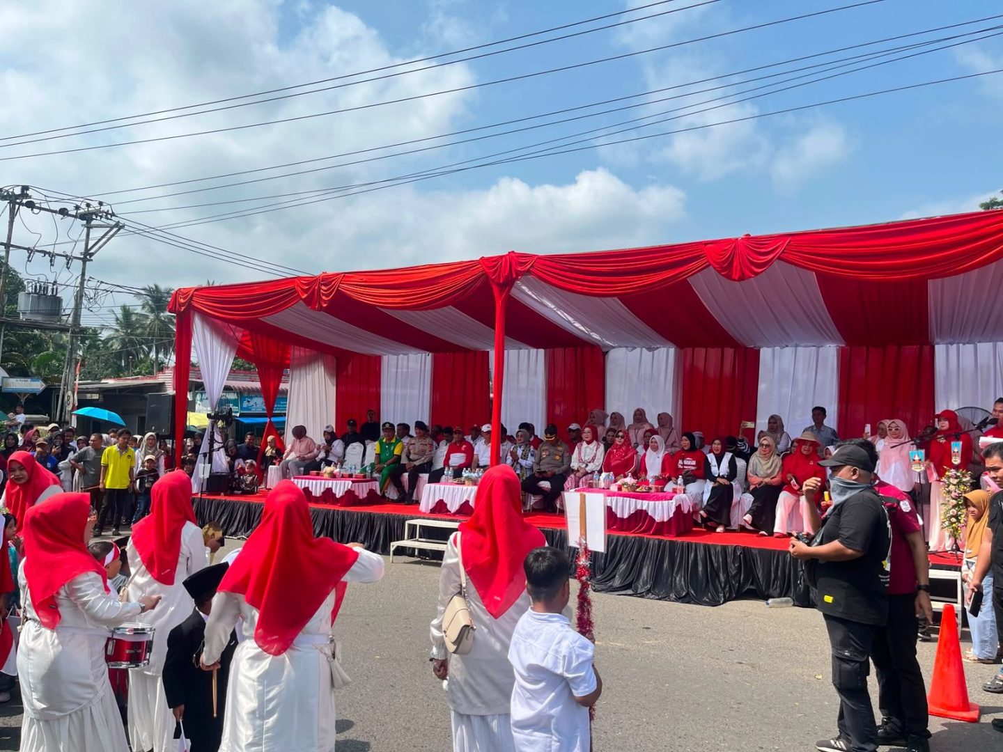 2.500 Peserta Meriahkan Pawai HUT ke-81 Kemerdekaan RI di Pulau Punjung