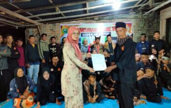 Lestarikan Tradisi, Disparbud Kabupaten Solok Serahkan SK Terdaftar kepada Sasaran Silek Tuo Langkah Ampek Lipek Pageh