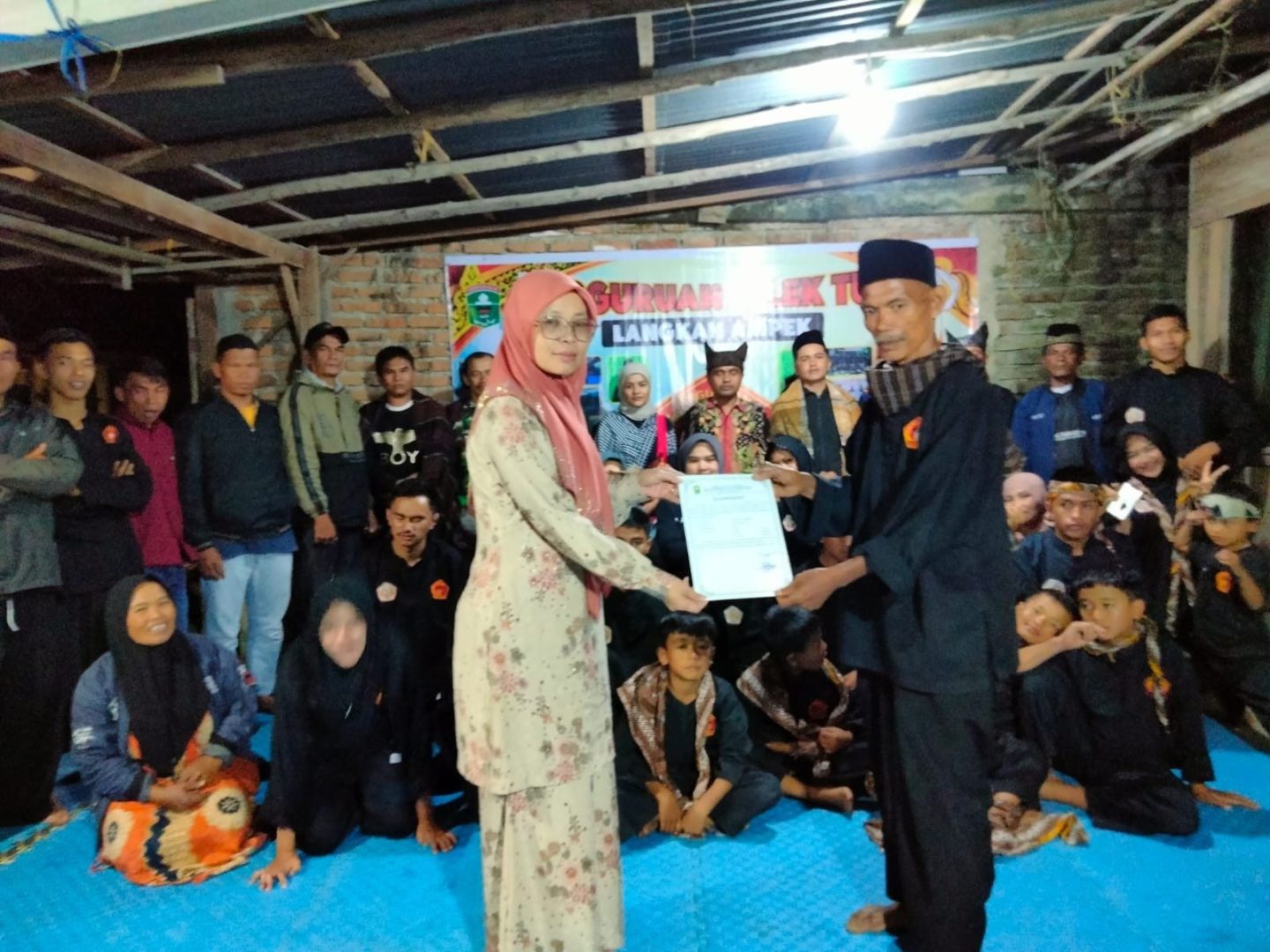 Lestarikan Tradisi, Disparbud Kabupaten Solok Serahkan SK Terdaftar kepada Sasaran Silek Tuo Langkah Ampek Lipek Pageh