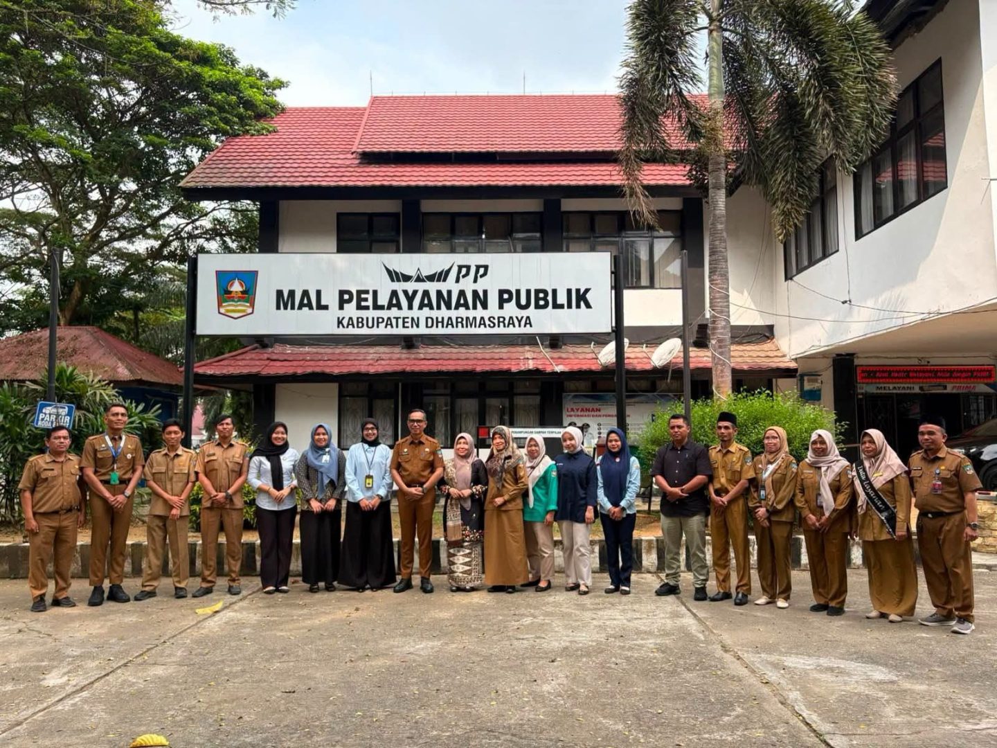 Sekda Medison Serahkan Penghargaan ASN Terbaik DPMPTSP, CSR Rp31,55 Miliar Dukung Pembangunan Jalan