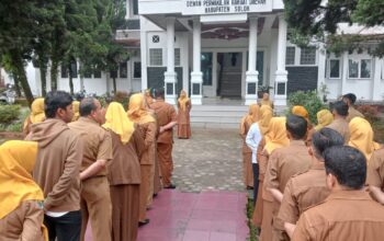Kabag Umum Deswita Febrianti Tekankan Disiplin dan Tanggung Jawab dalam Apel Sekretariat DPRD Kabupaten Solok