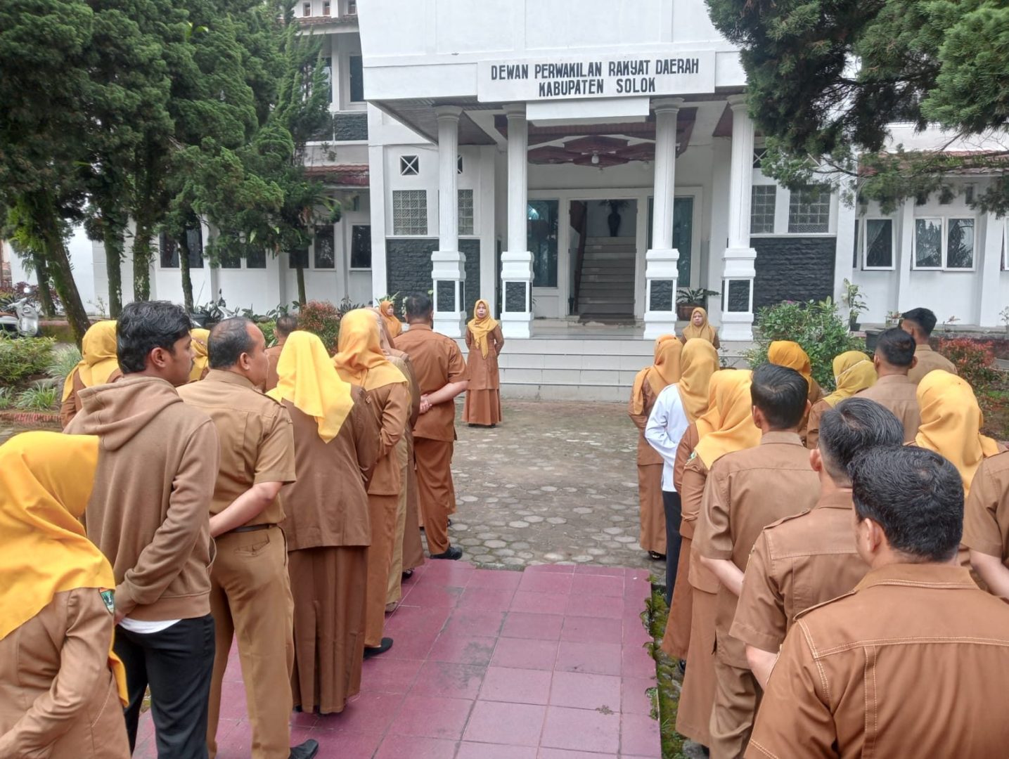 Kabag Umum Deswita Febrianti Tekankan Disiplin dan Tanggung Jawab dalam Apel Sekretariat DPRD Kabupaten Solok