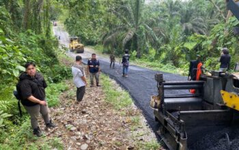 Pemkab Dharmasraya Aspal Jalan Pulau Punjung-Lubuk Bulang, Perkuat Akses Menuju Timpeh