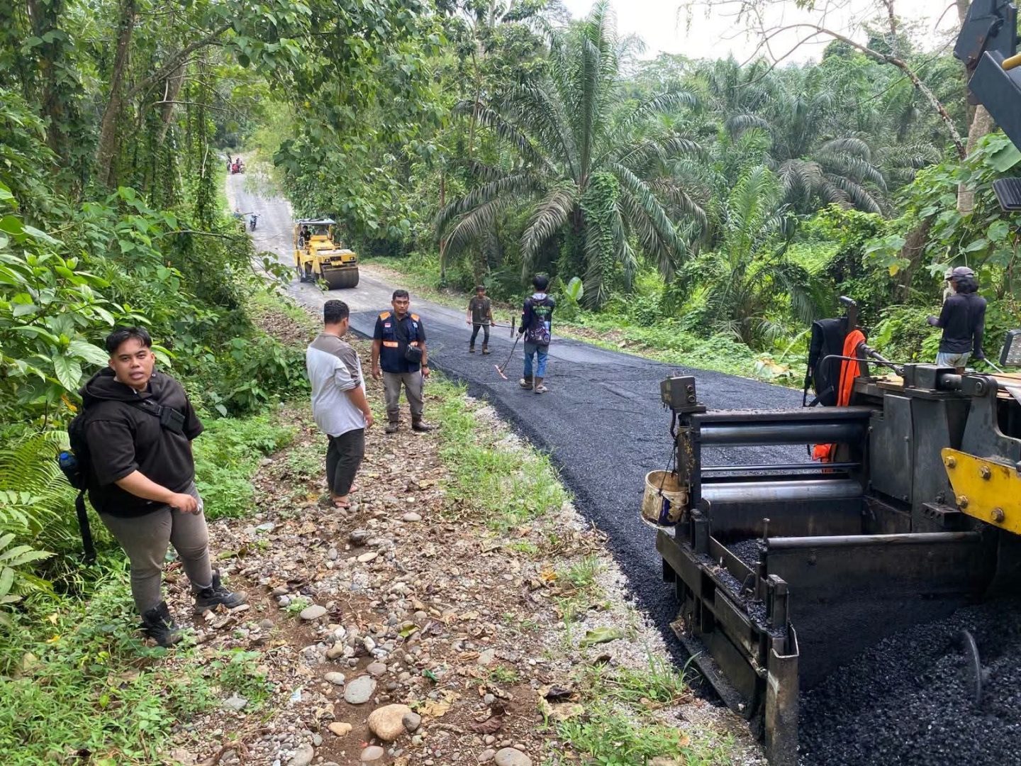 Pemkab Dharmasraya Aspal Jalan Pulau Punjung-Lubuk Bulang, Perkuat Akses Menuju Timpeh