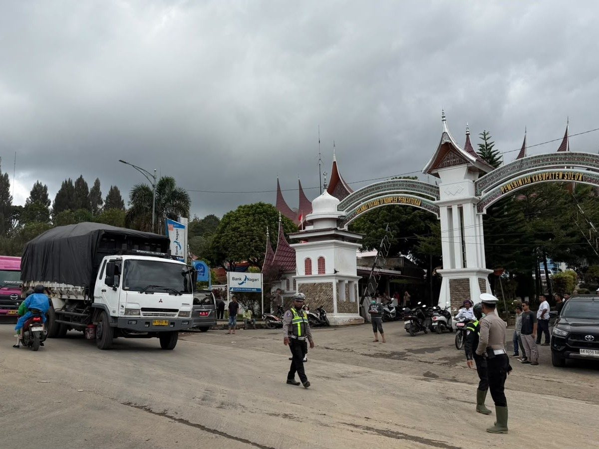 Arus Solok–Padang Kembali Lancar, Polri Bersama Warga Pulihkan Kondisi Jalan