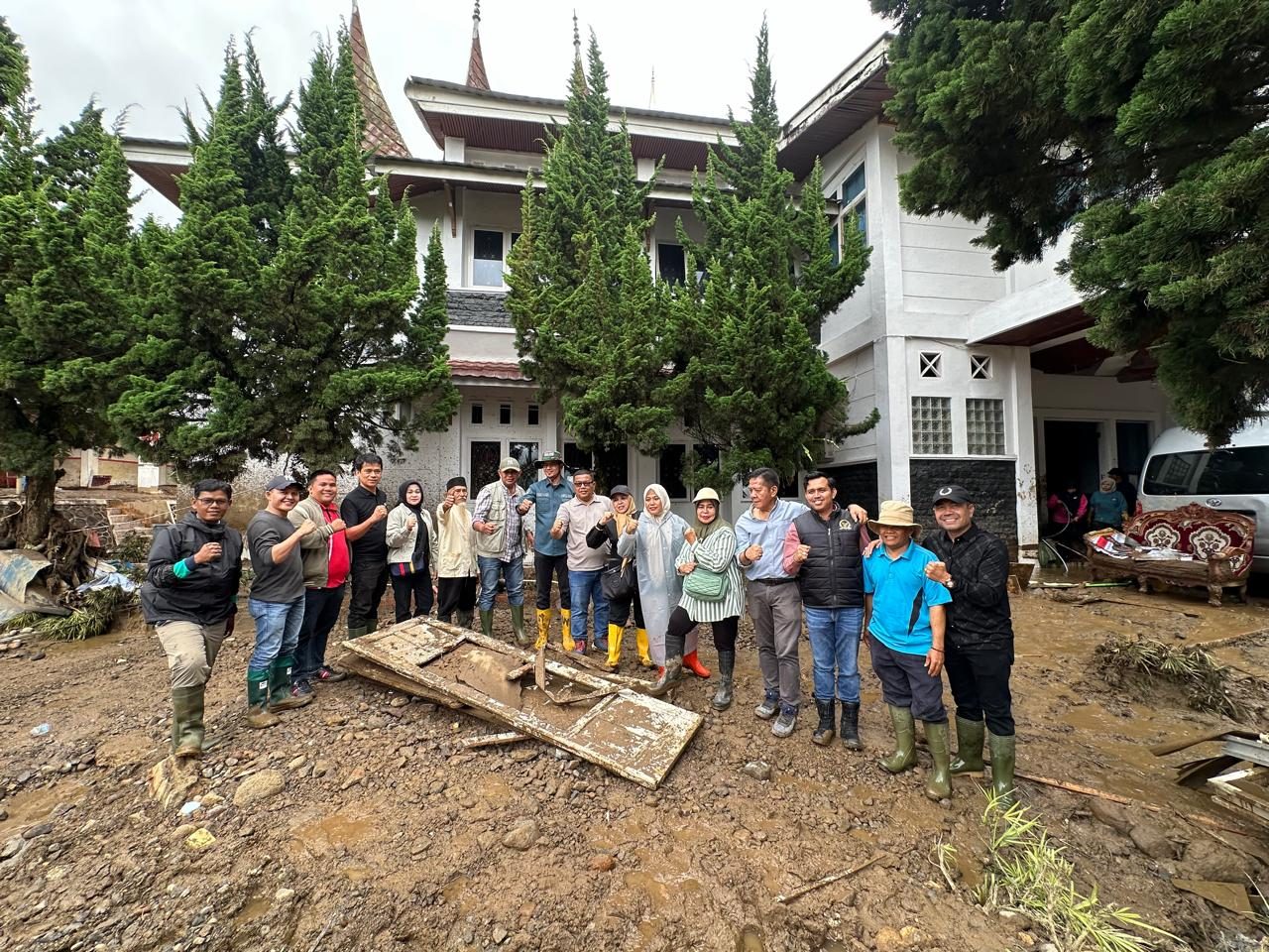 Empati dan Solidaritas di Tengah Bencana, Ketua DPRD Solok Ivoni Munir Pimpin Goro dan Pastikan Penyelamatan Arsip