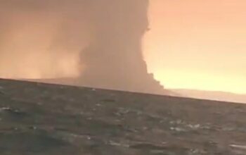 Gunung Anak Krakatau Kembali Erupsi, Lava Fountain Disertai Dentuman dan Gemuruh