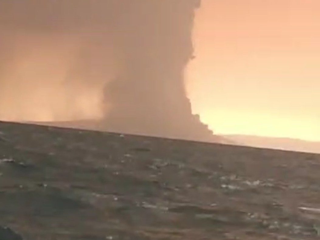 Gunung Anak Krakatau Kembali Erupsi, Lava Fountain Disertai Dentuman dan Gemuruh