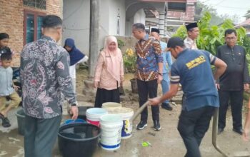 Kekeringan Meluas, Dharmasraya Salurkan 238.500 Liter Air Bersih