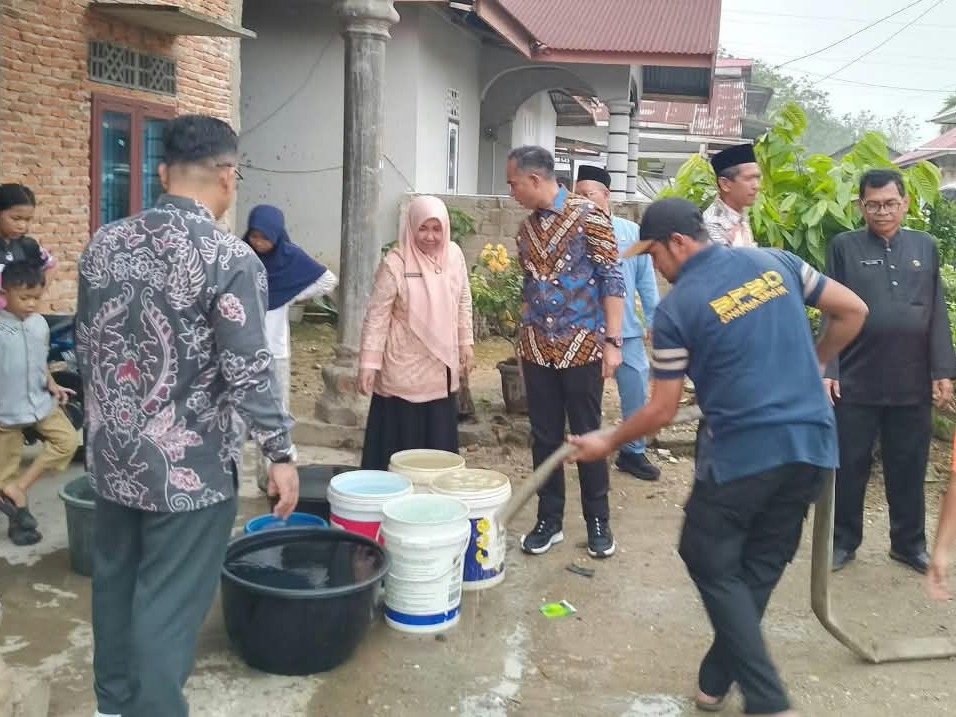 Kekeringan Meluas, Dharmasraya Salurkan 238.500 Liter Air Bersih