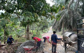 Warga Tiumang Swadaya Cor Jalan Rusak, Dana Terkumpul Rp10 Juta