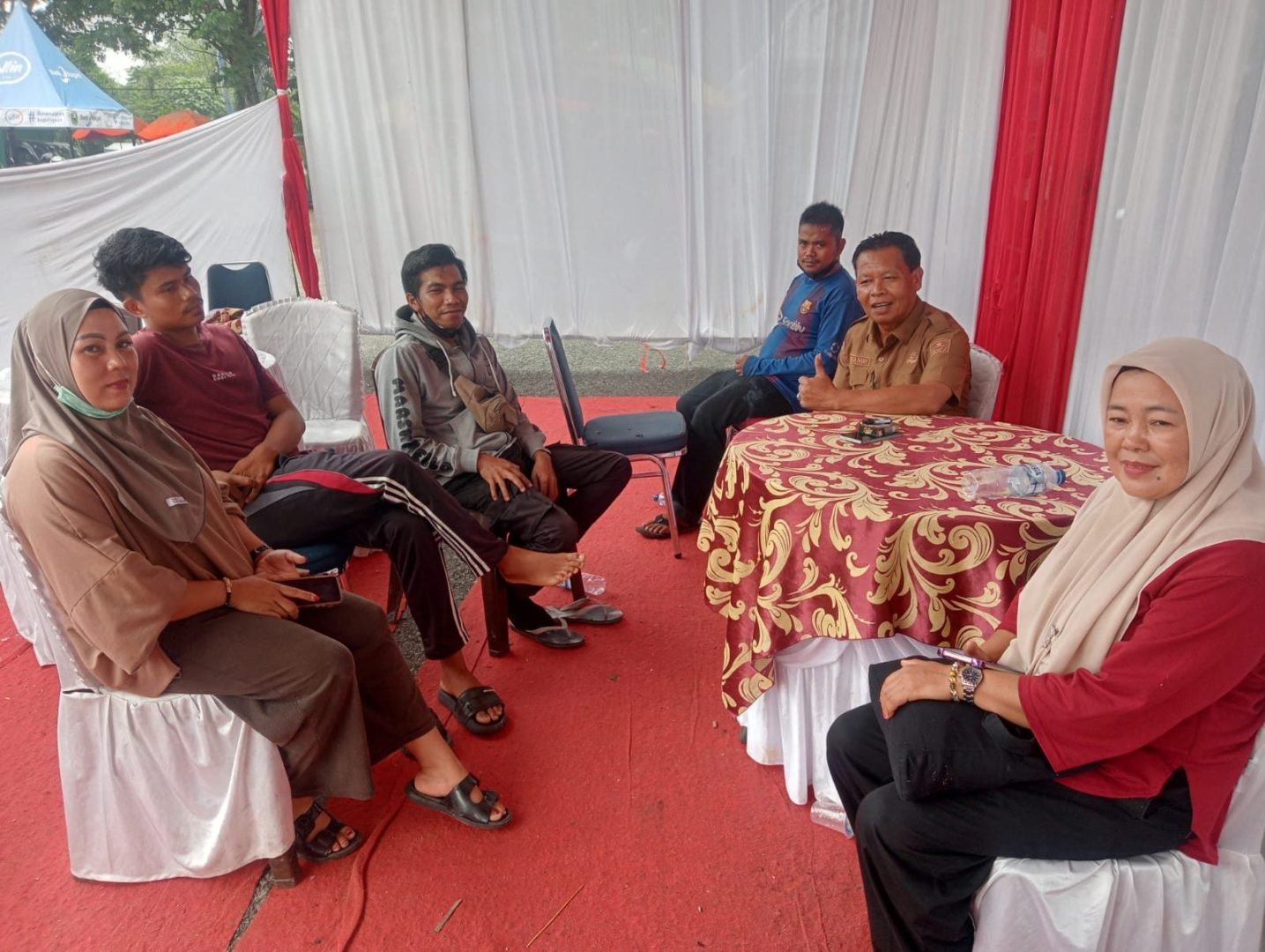 Petugas Kebersihan DLH Kabupaten Solok, Garda Terdepan Jaga Kebersihan Arena Karate Porprov XVI