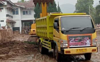Putra Ujung Aspal yang Tak Pernah Lupa Kampung, Fauzi Wirman Turunkan Armada Bantu Warga Terdampak Galodo