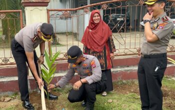 Kapolres Dharmasraya Pimpin Aksi Penghijauan dan Santunan Anak Yatim