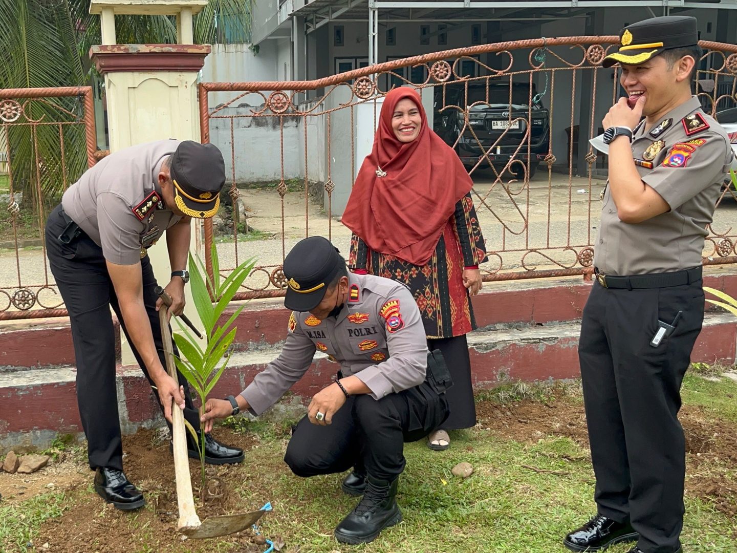 Kapolres Dharmasraya Pimpin Aksi Penghijauan dan Santunan Anak Yatim
