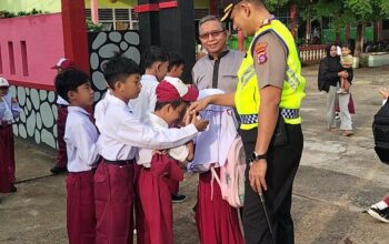Kapolres Dharmasraya Kawal Murid SD Menyeberang, Keselamatan Anak Jadi Prioritas
