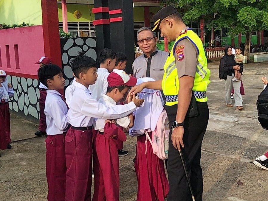 Kapolres Dharmasraya Kawal Murid SD Menyeberang, Keselamatan Anak Jadi Prioritas
