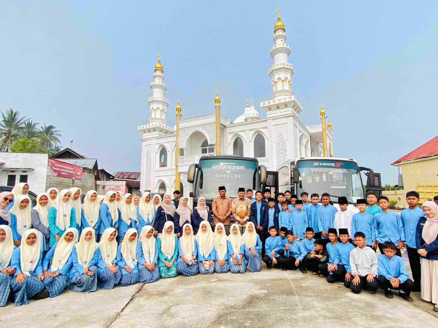Ketua Komisi I DPRD Kabupaten Solok Iskanofis Lepas Rombongan LDK OSIS SMPN 1 Gunung Talang, Dorong Lahirnya Generasi Pemimpin Berkarakter