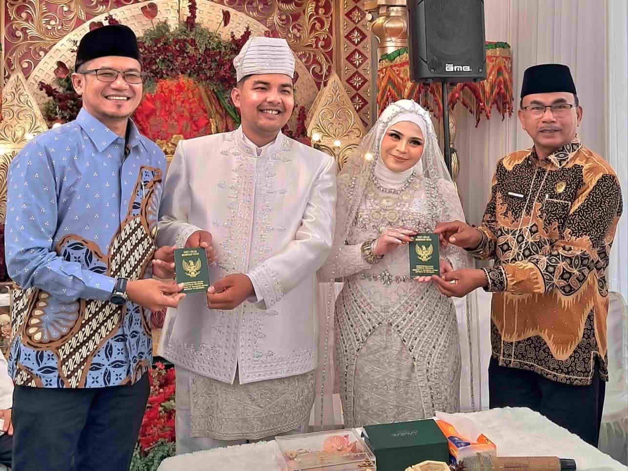 Penuh Haru dan Kebahagiaan, Ketua DPRD Kabupaten Solok Ivoni Munir Jadi Saksi Pernikahan Harry Marta Irsal dan Nilam Permata Sari