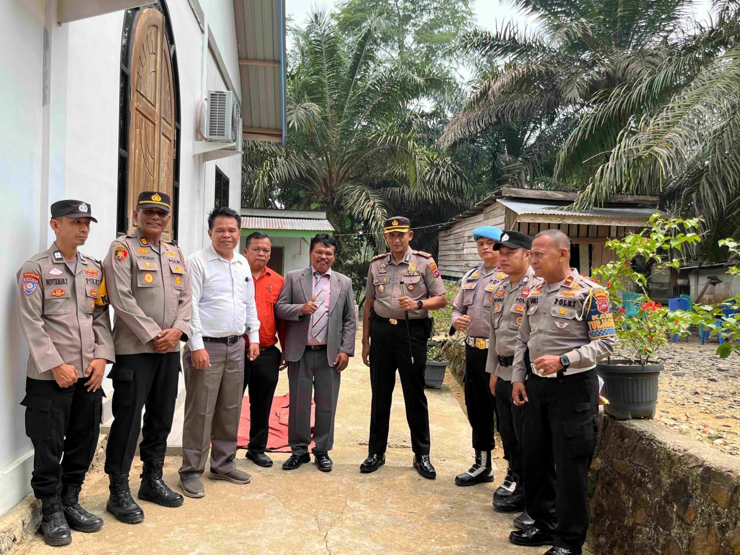 Kapolres Dharmasraya AKBP Kartyana Kawal Ibadah Minggu Kasih di Gereja HKBP