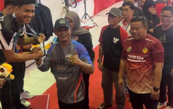 Bupati Solok Kalungkan Medali Atlet Karate, Kabupaten Solok Raih 3 Emas, 2 Perak, dan 5 Perunggu
