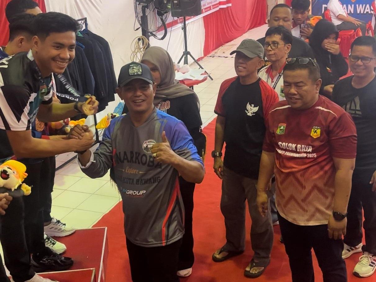 Bupati Solok Kalungkan Medali Atlet Karate, Kabupaten Solok Raih 3 Emas, 2 Perak, dan 5 Perunggu