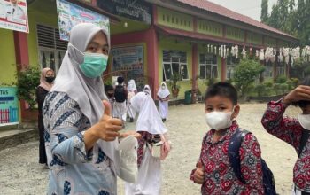 15 Puskesmas Dikerahkan, Pemkab Dharmasraya Bagikan Masker kepada Siswa